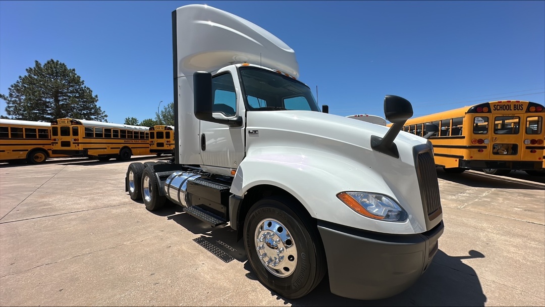 2019 International LT - image 5