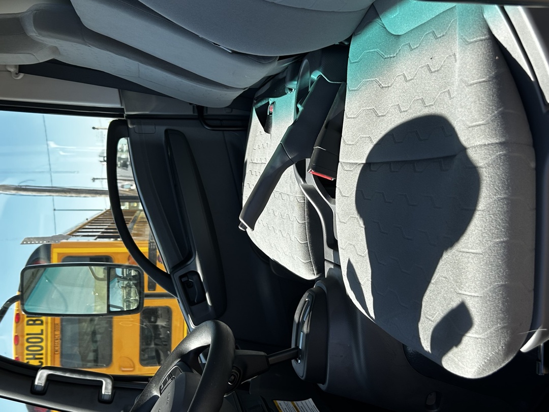 2025 Isuzu NPR - image 7