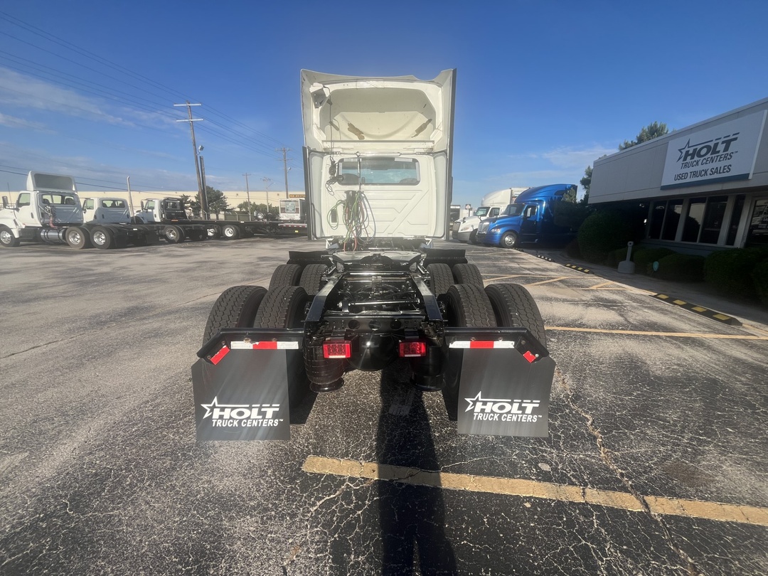 2019 International LT - image 7