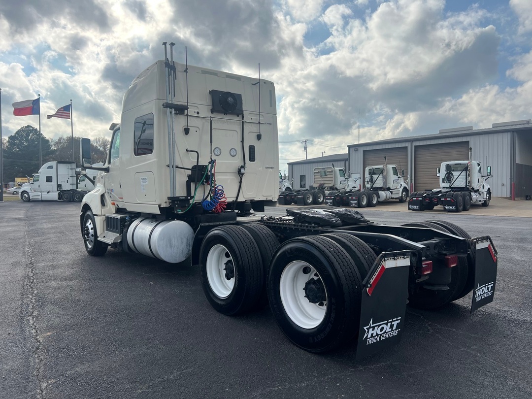 2022 International LT - image 5