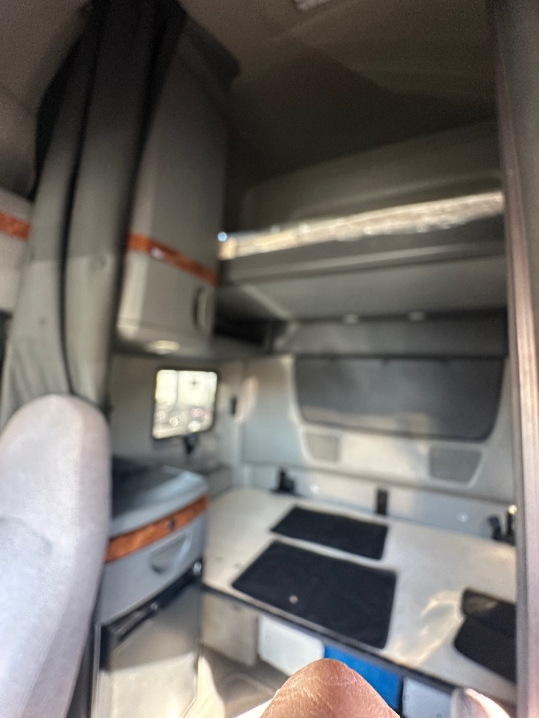 2019 International LT - image 5