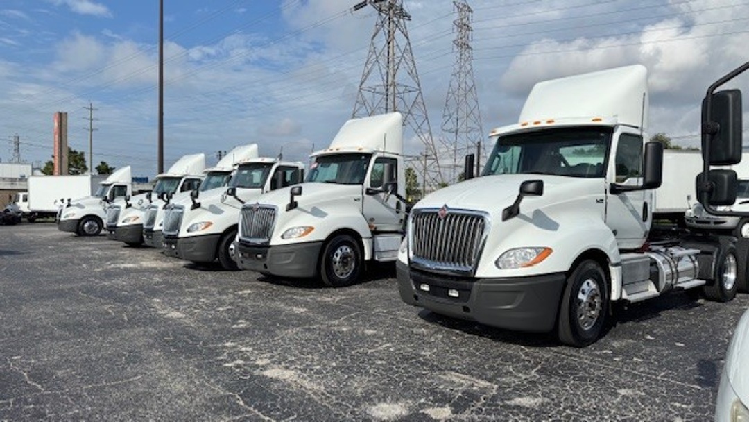 2018 International LT - image 15