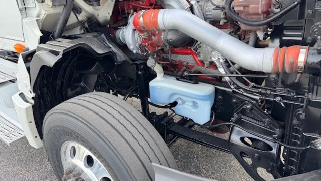 2018 International LT - image 12