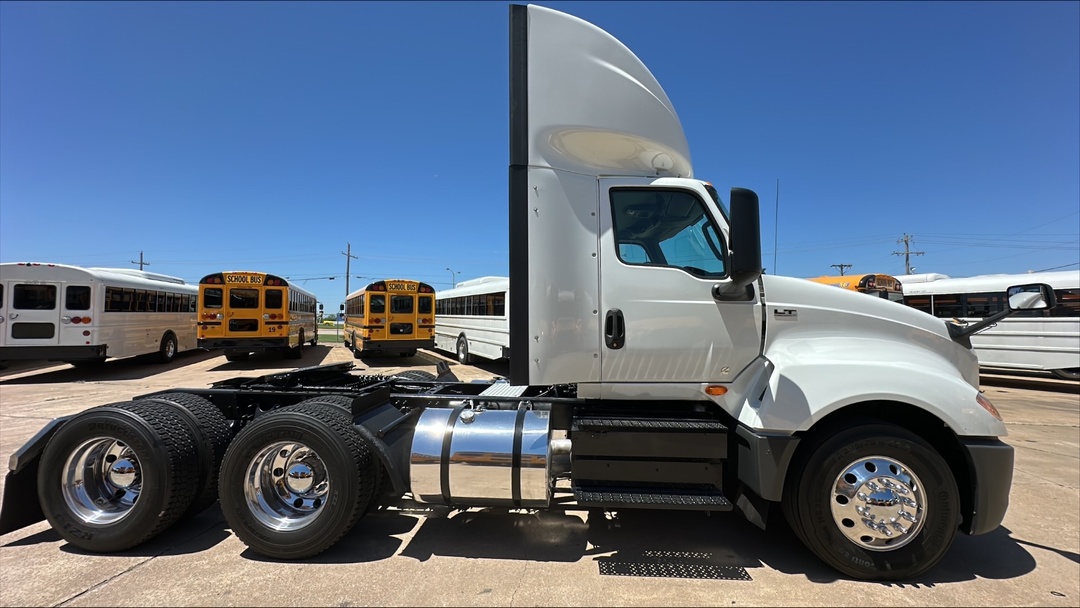 2019 International LT - image 6