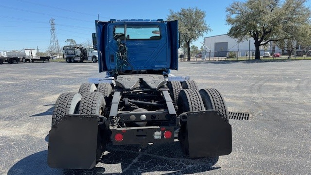 2018 International LT - image 4