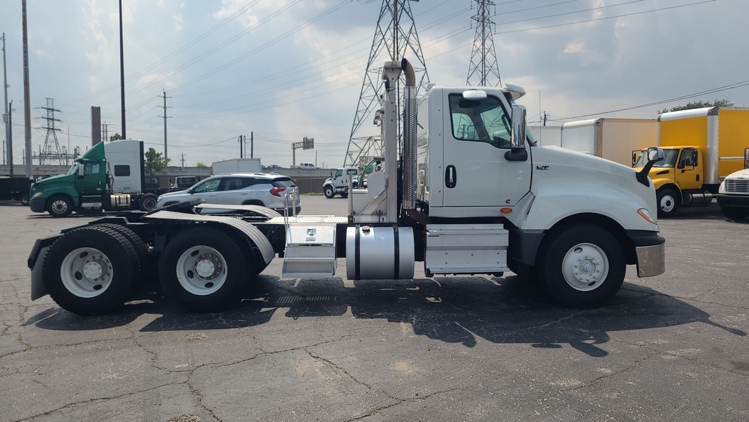 2018 International LT - image 11