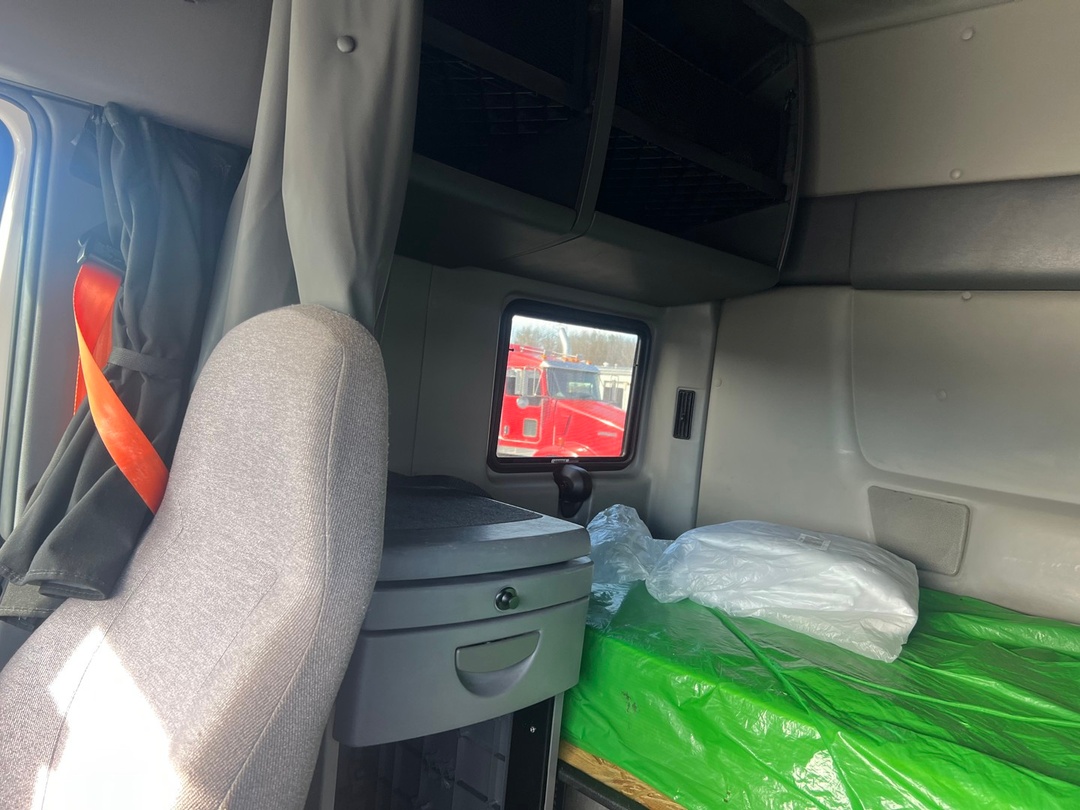 2022 International LT - image 1