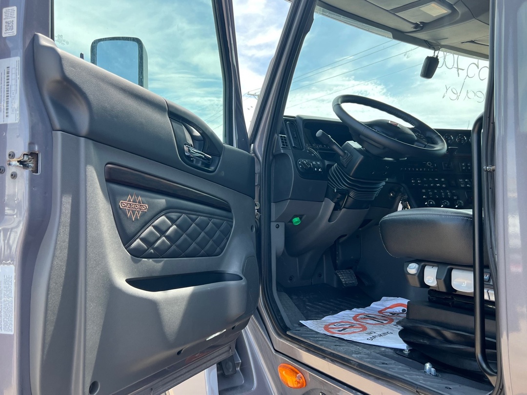 2025 International LT - image 9