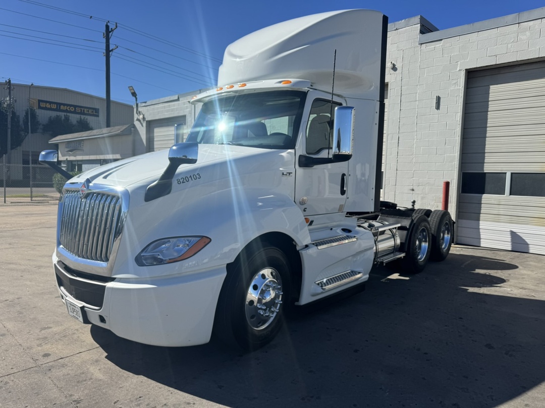 2020 International LT - image 5