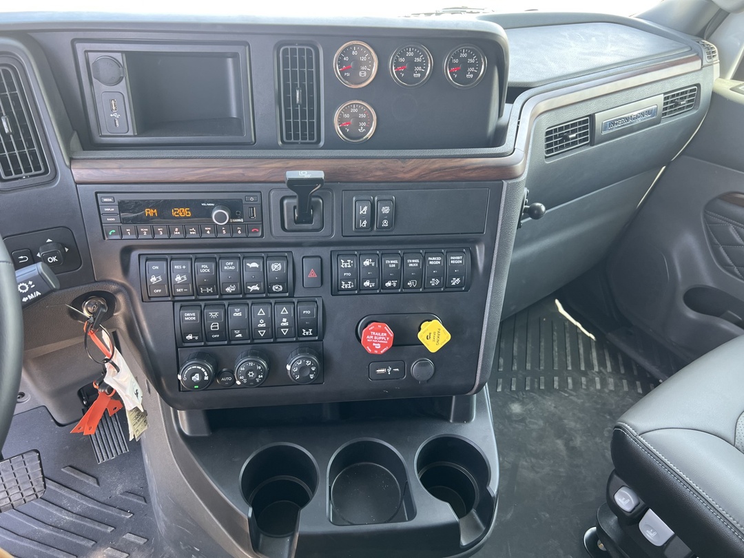 2025 International LT - image 14