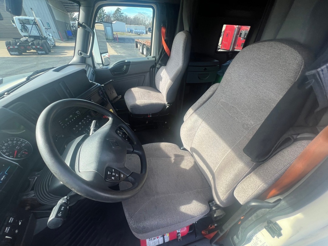 2022 International LT - image 12