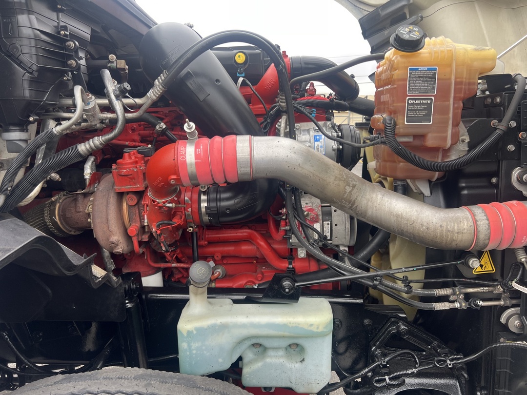 2021 International LT - image 11