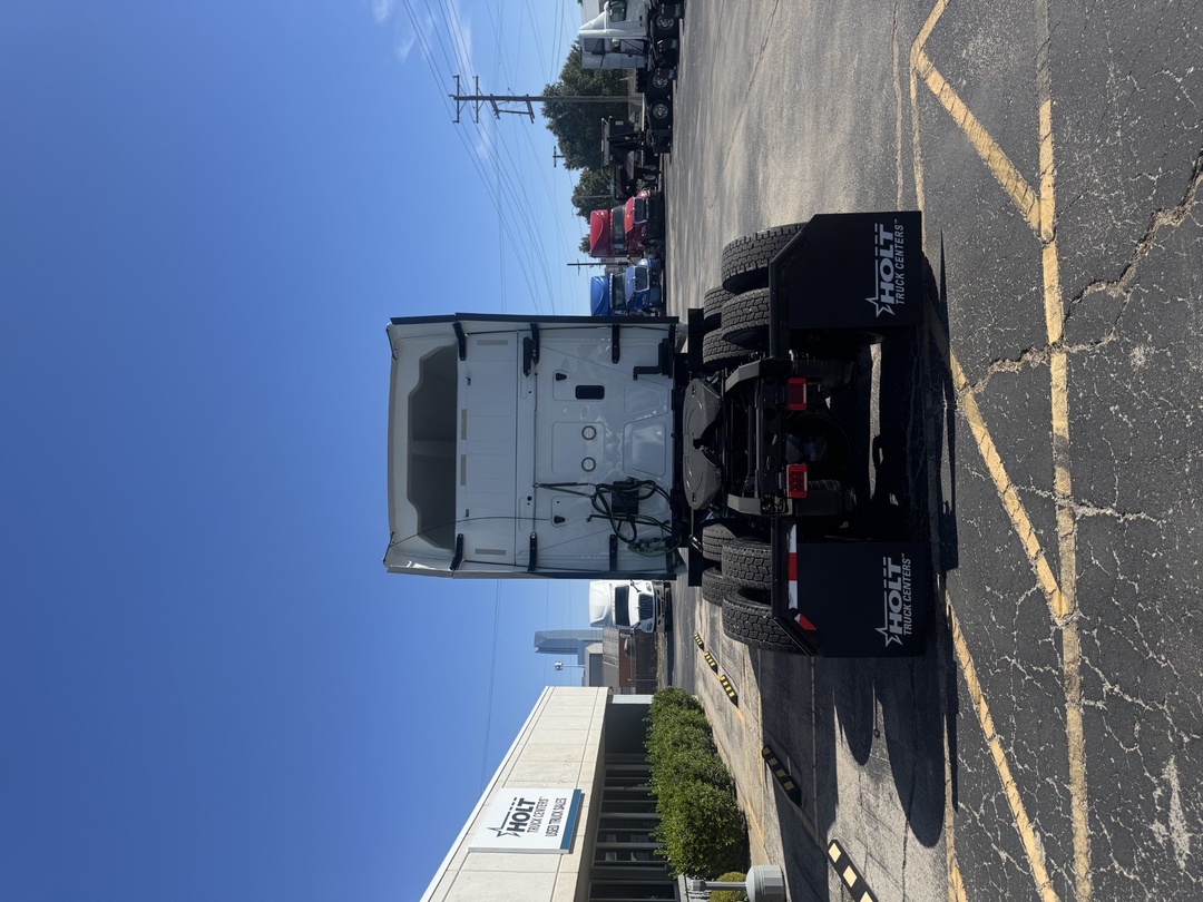 2021 International LT - image 2