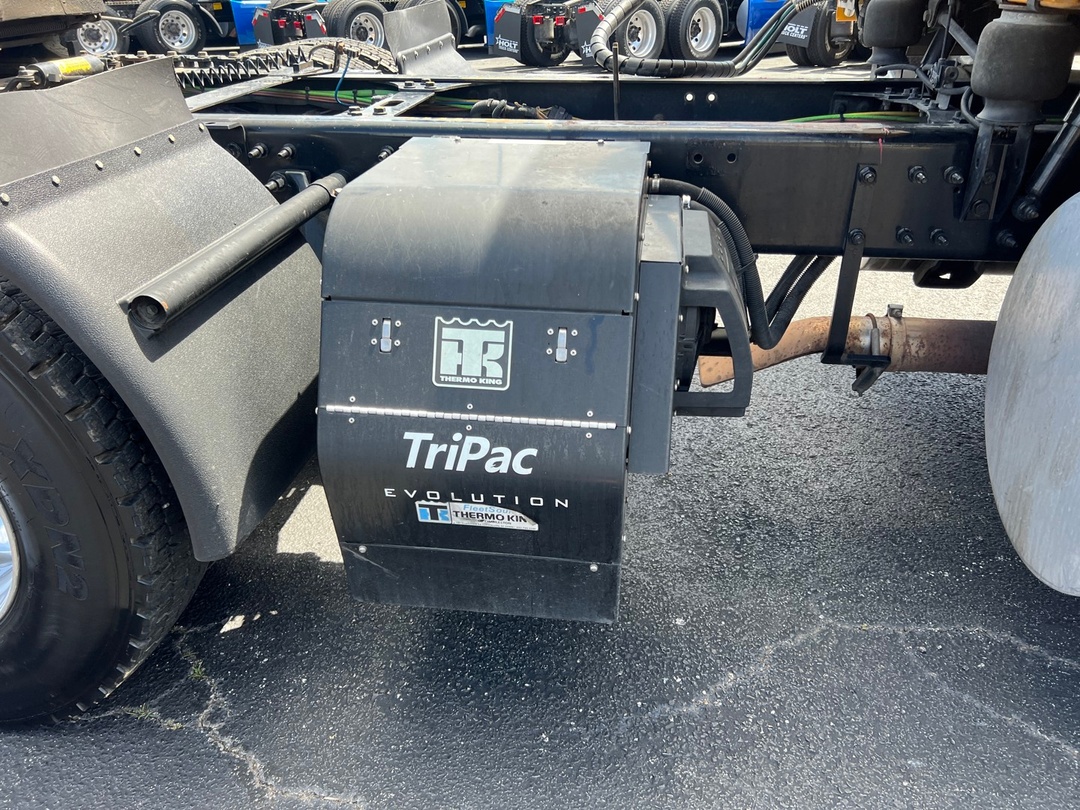 2022 International LT - image 4