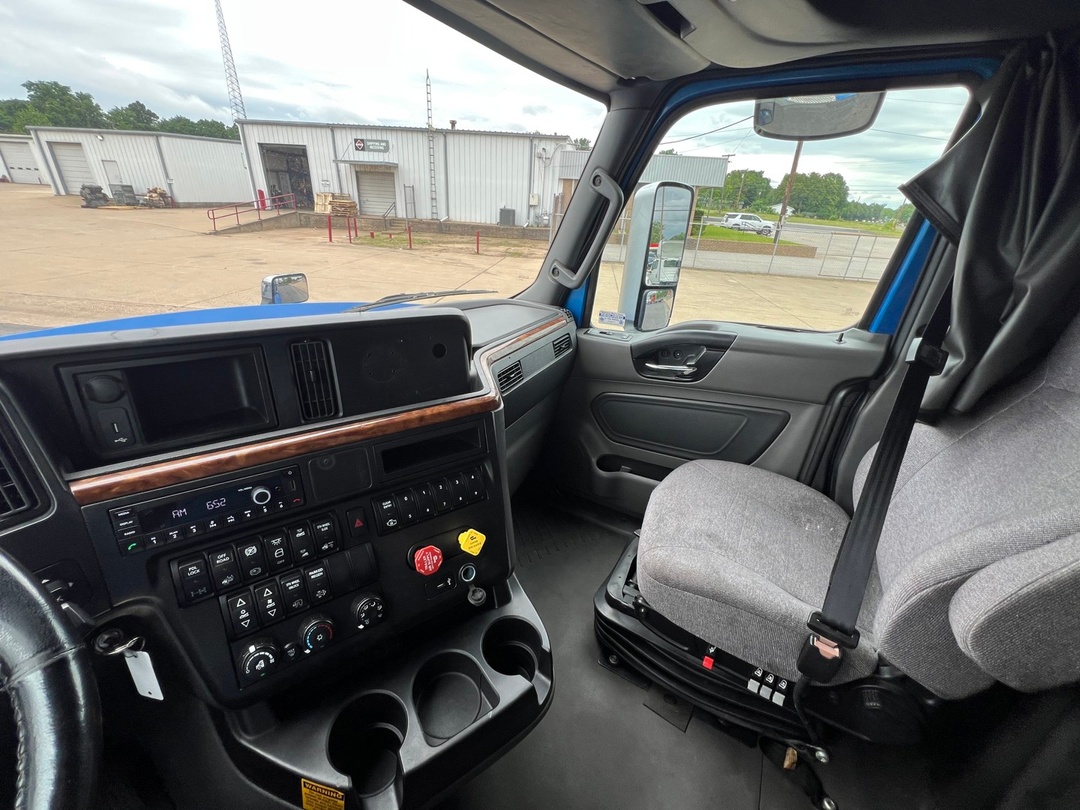 2020 International LT - image 14