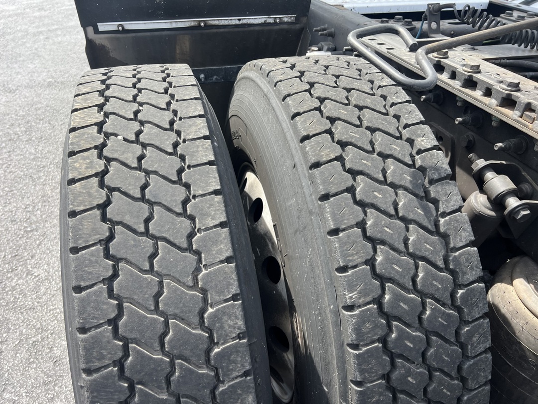 2020 International LT - image 8