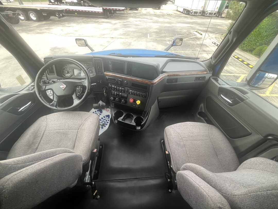 2020 International LT - image 4