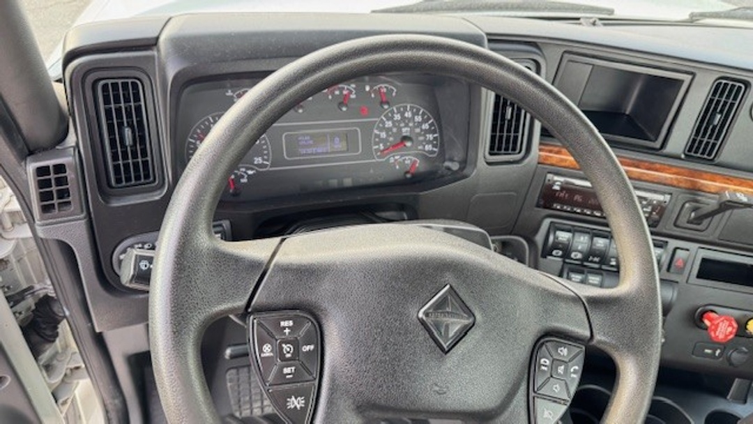 2018 International LT - image 3