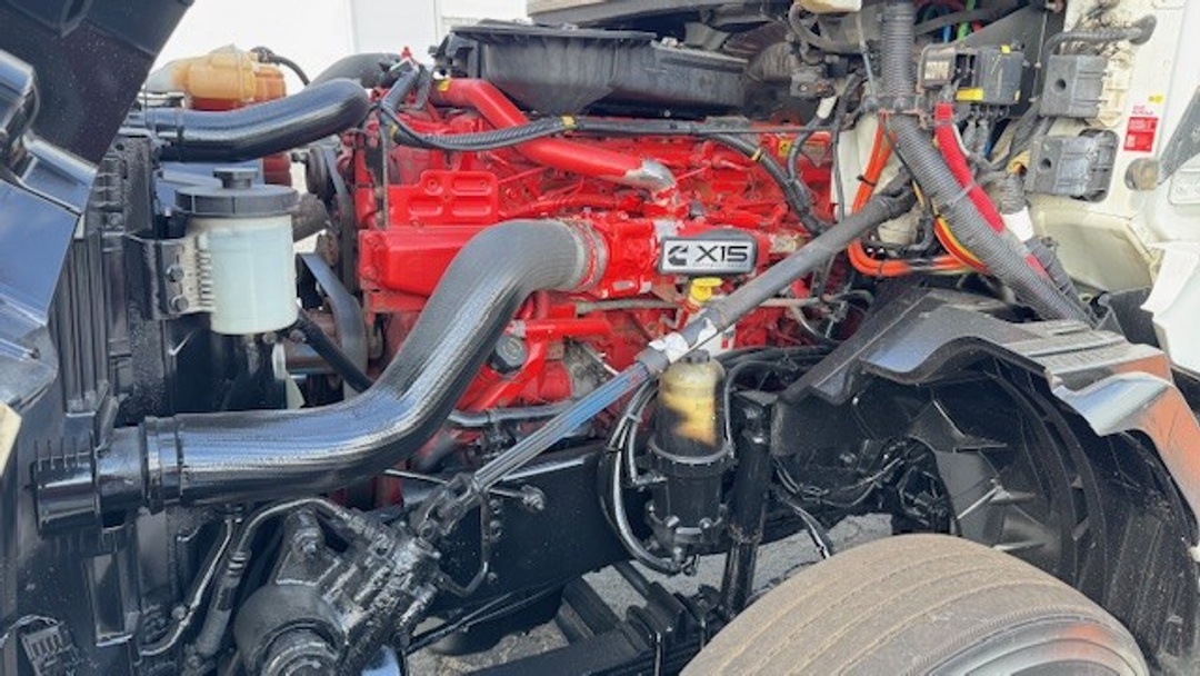 2018 International LT - image 8