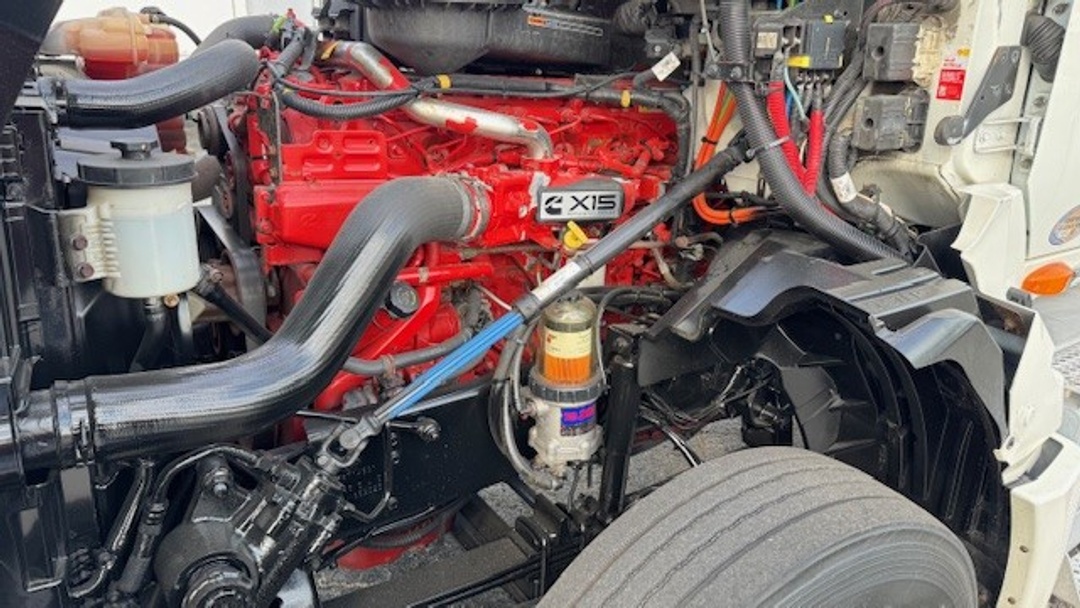 2018 International LT - image 11