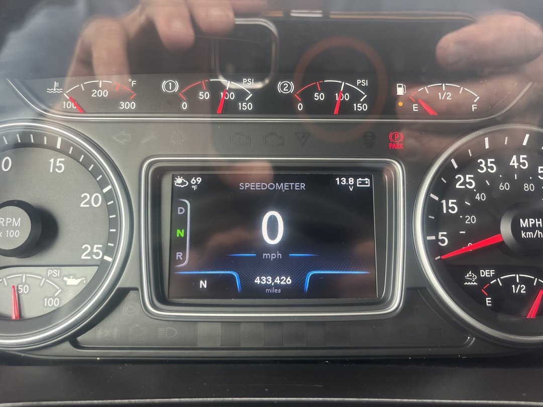 2020 International LT - image 2