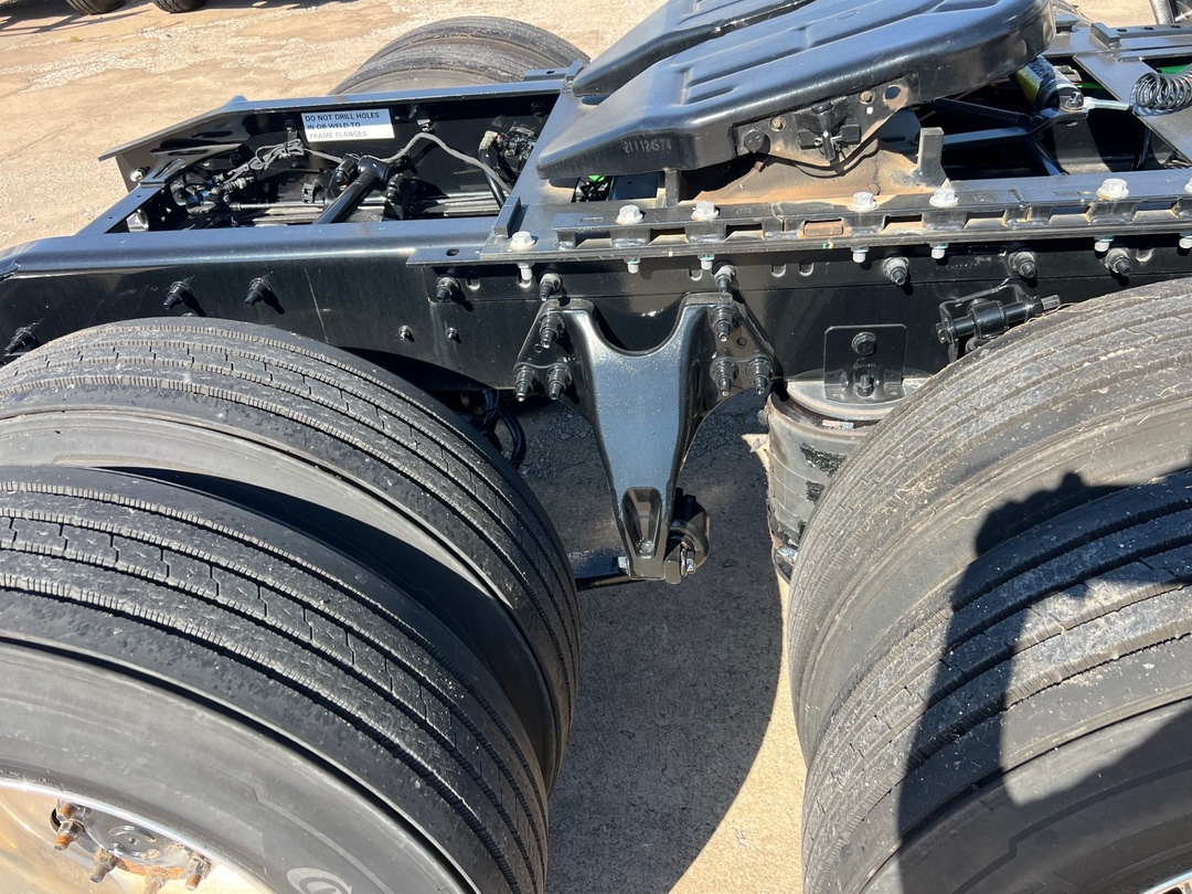 2025 International LT - image 7