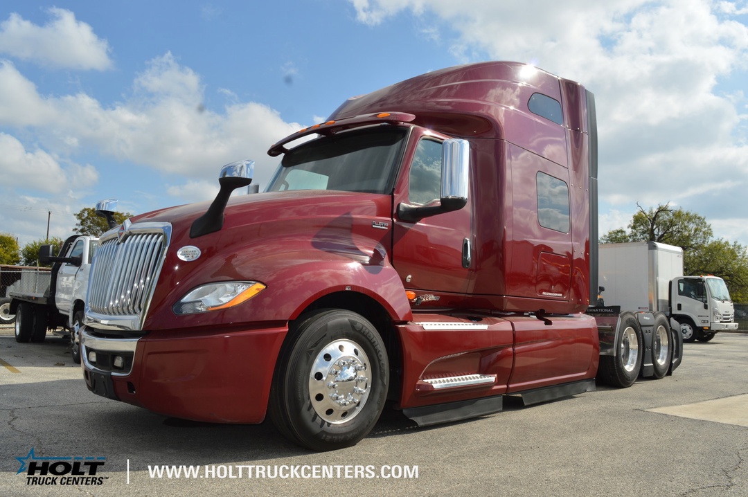 2022 International LT - image 2