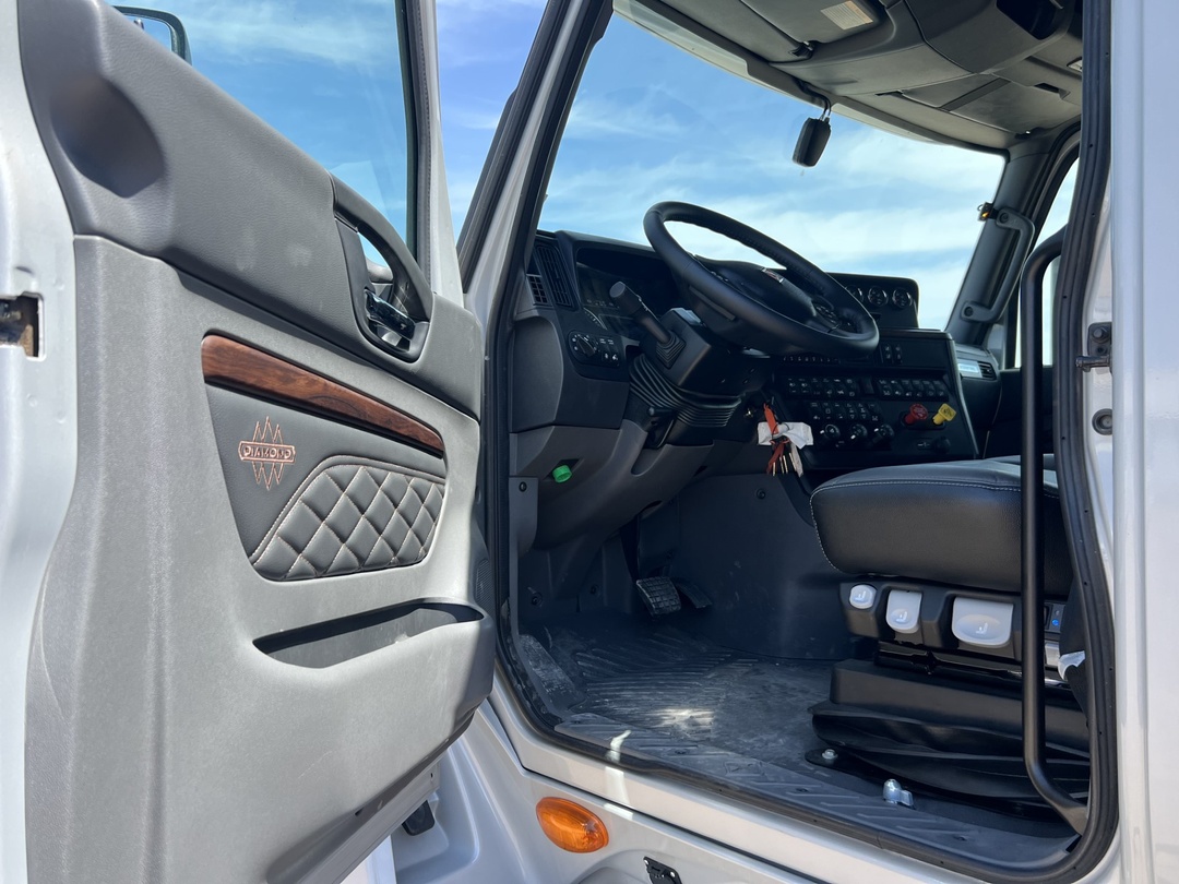 2025 International LT - image 9