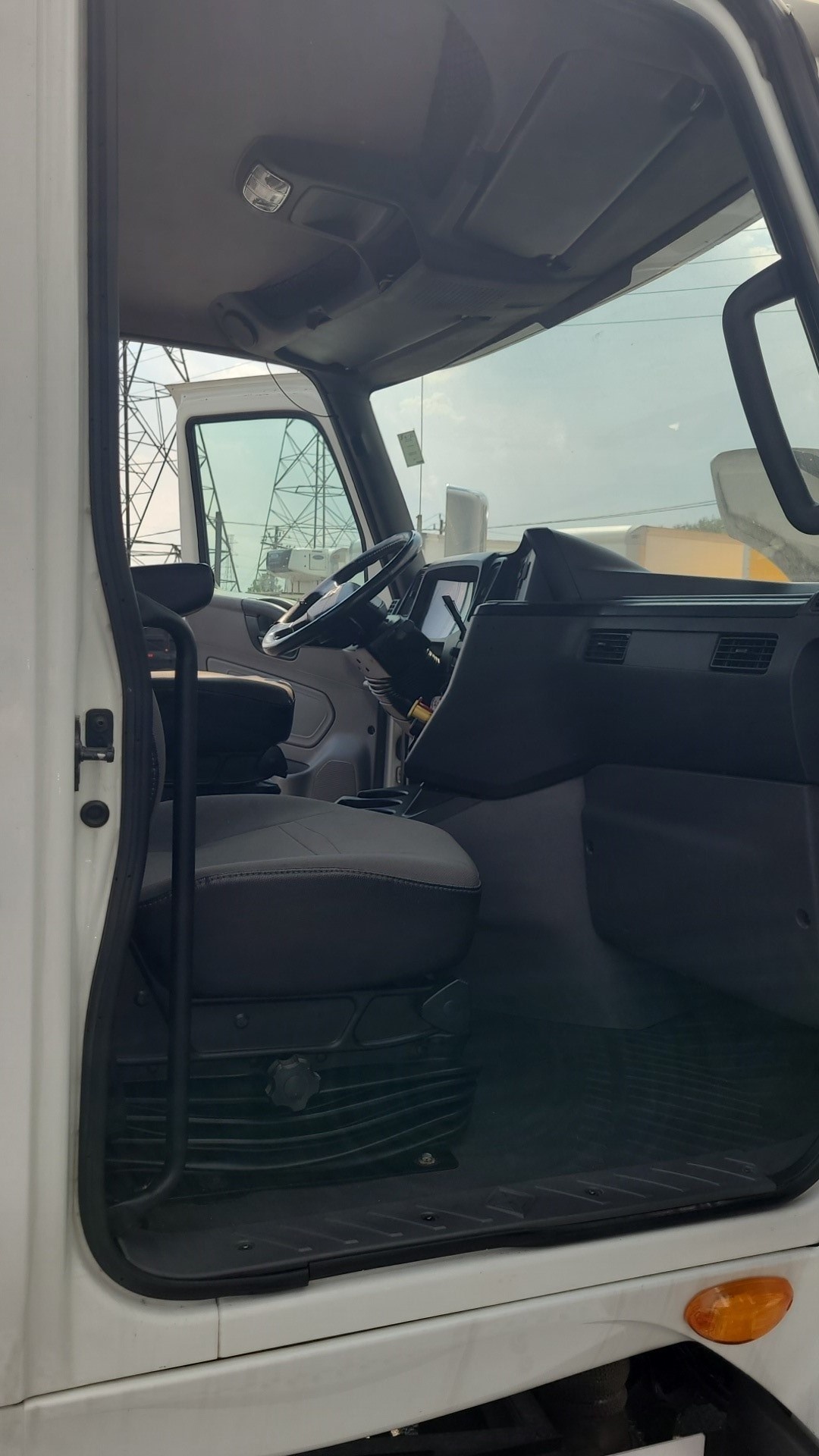 2019 International LT - image 5