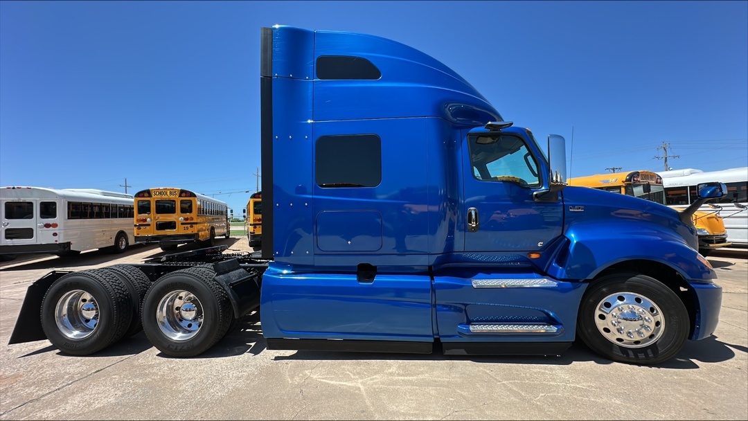 2020 International LT - image 1