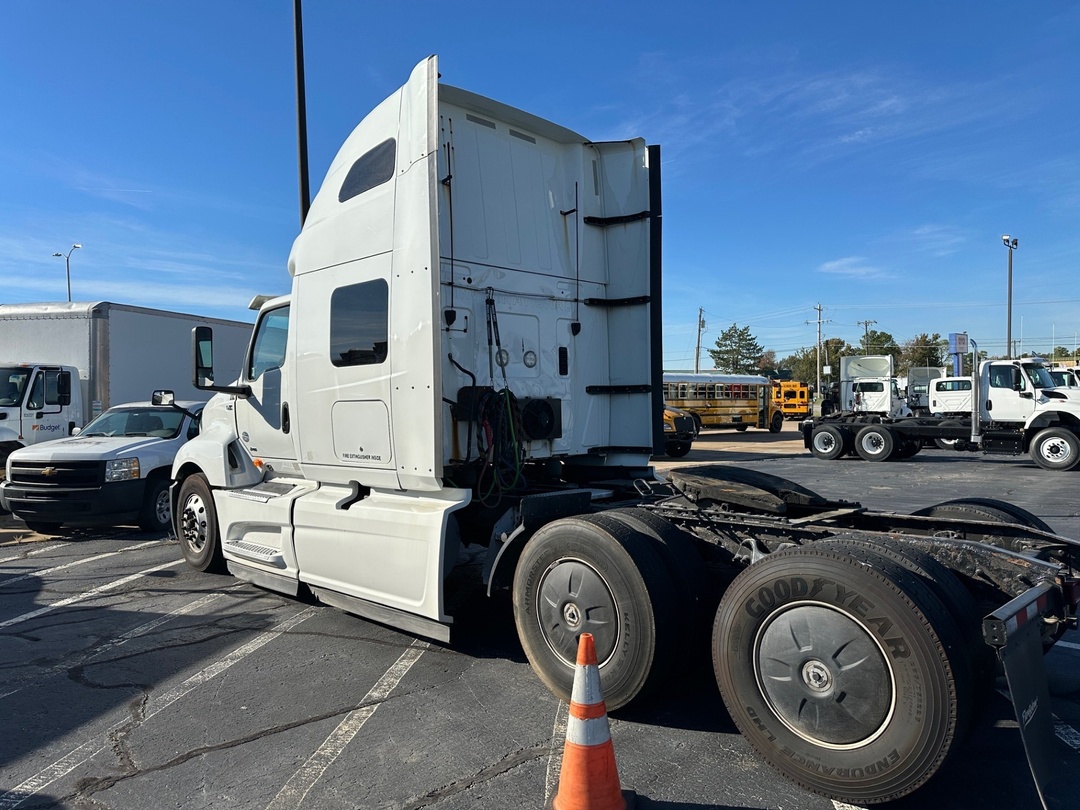 2019 International LT - image 9