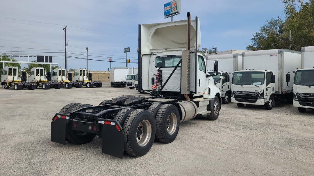 2021 International LT - image 9