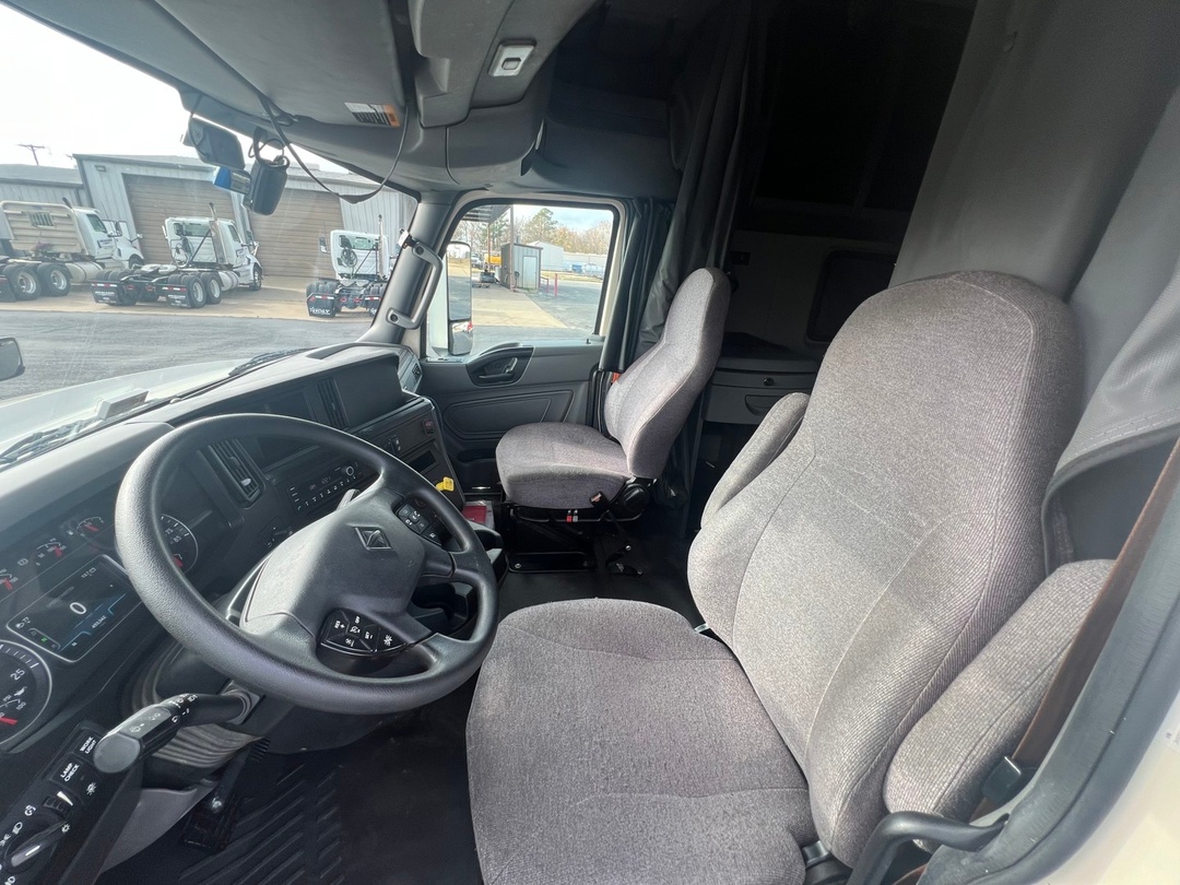 2022 International LT - image 13