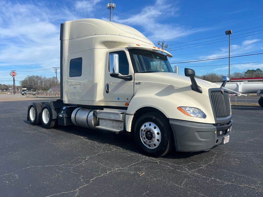 2022 International LT - image 7