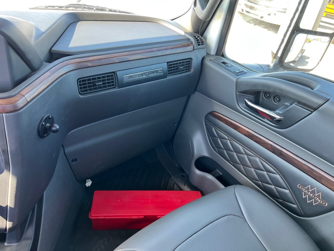2025 International LT - image 14
