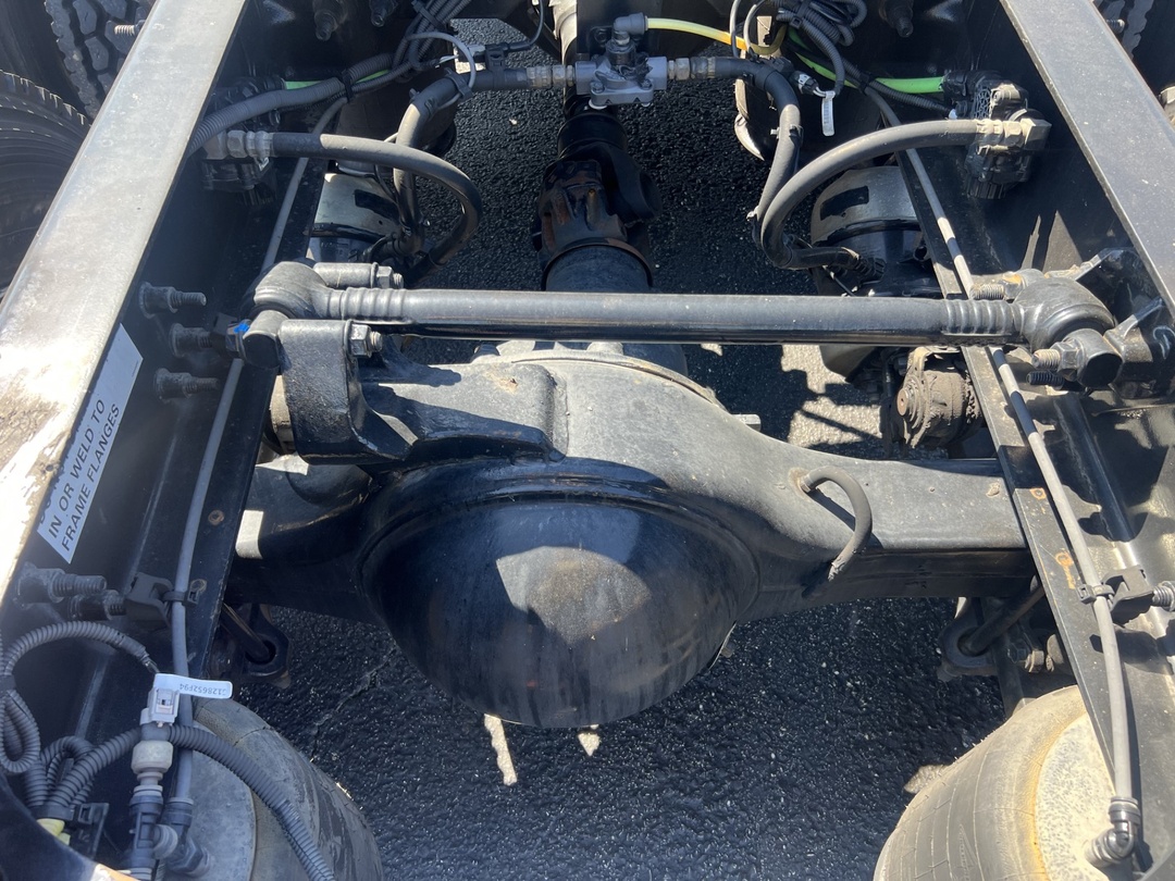 2022 International LT - image 7