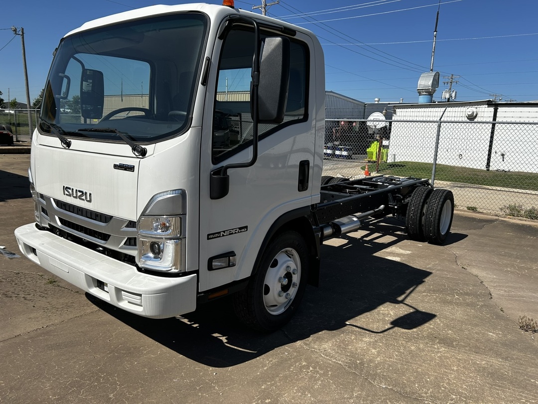 2025 Isuzu NPR - image 1