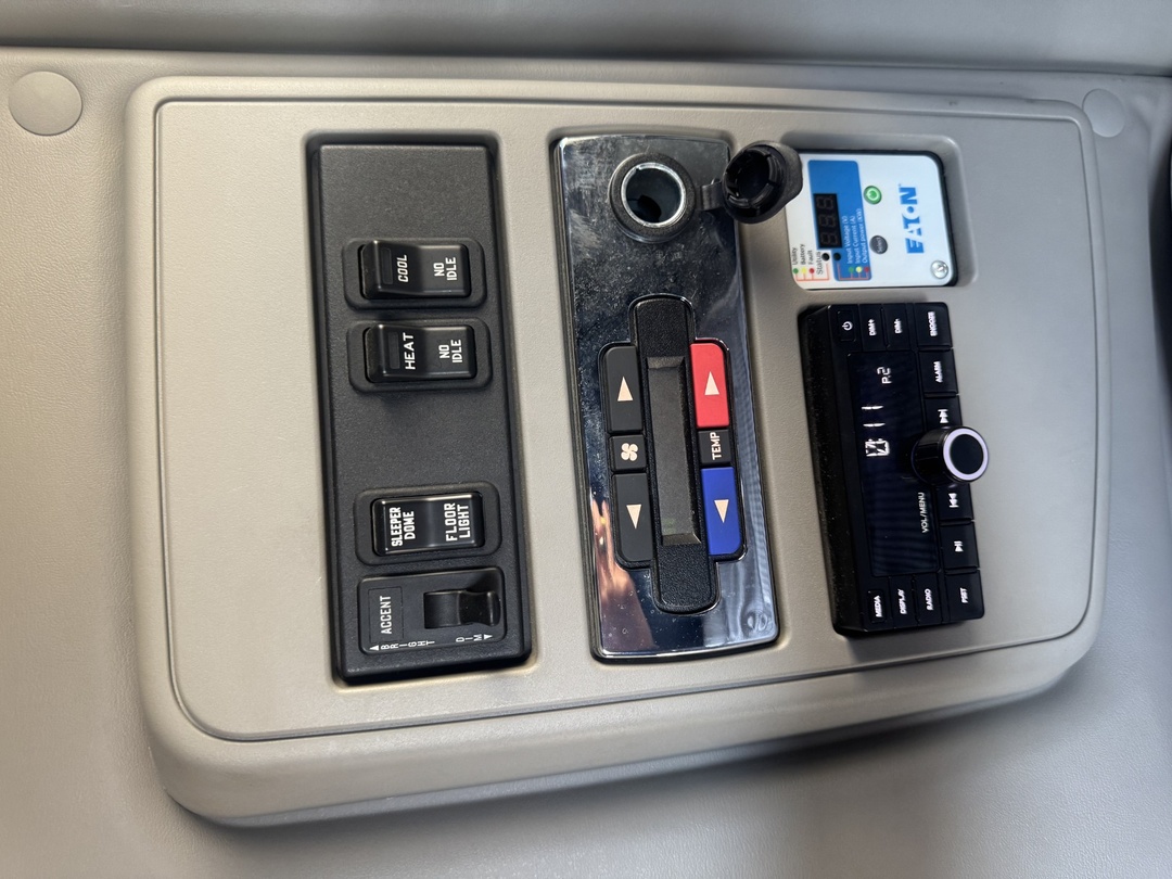 2021 International LT - image 8