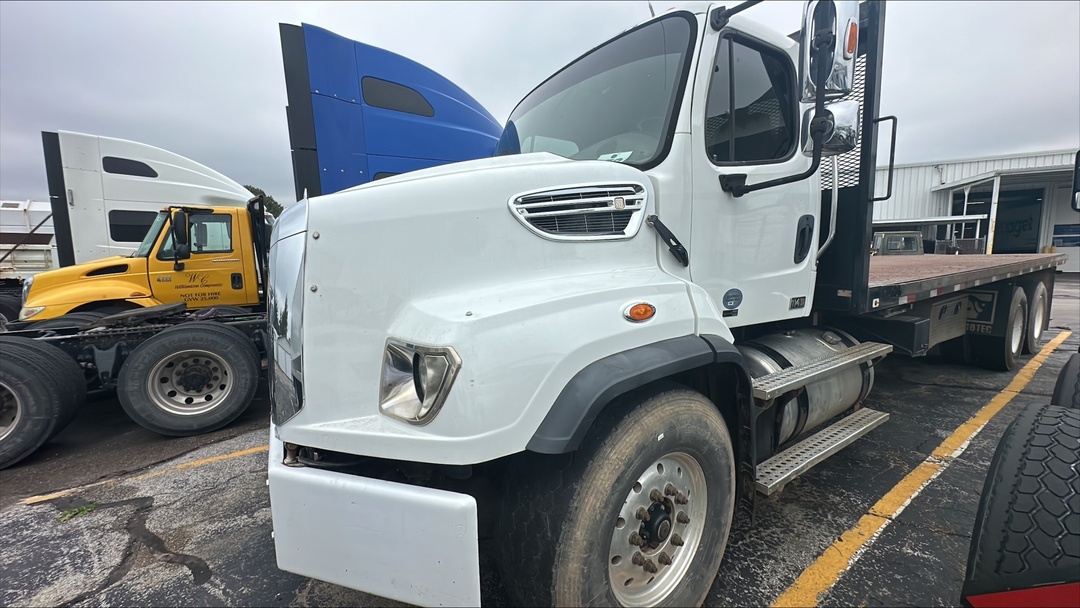 2014 Freightliner 114SD - image 3