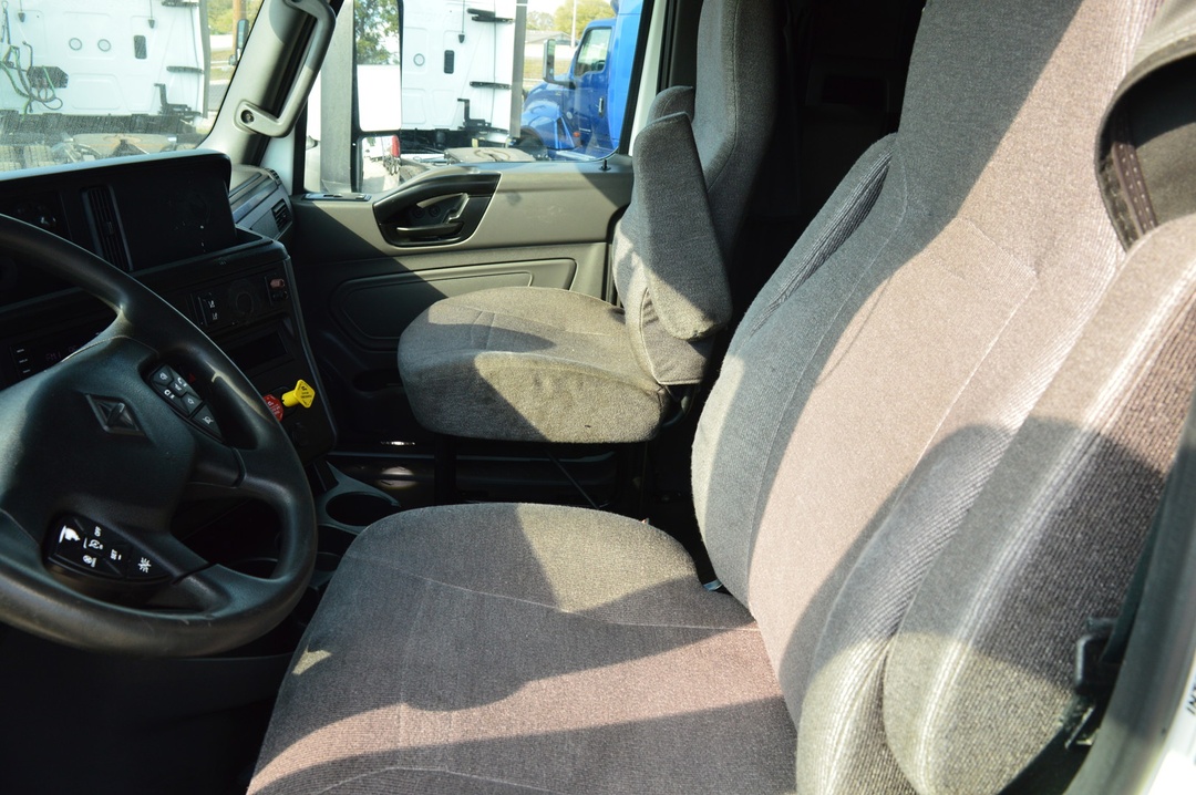 2022 International LT - image 11