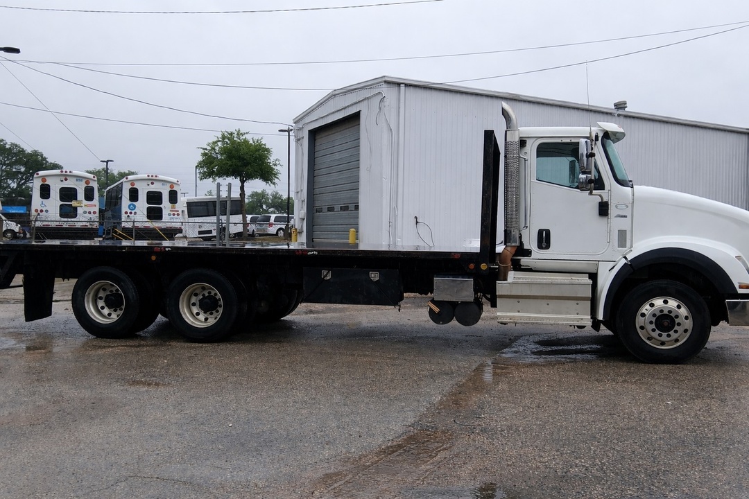 2021 International HX - image 8