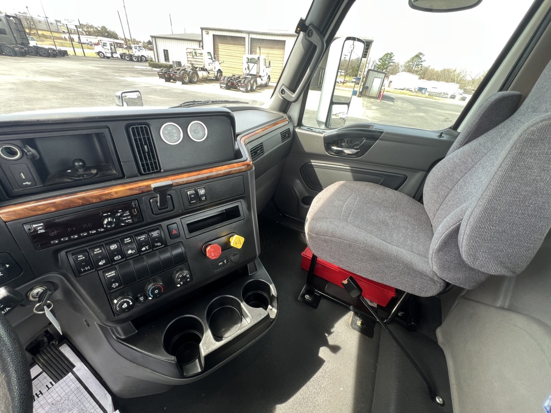 2020 International LT - image 11