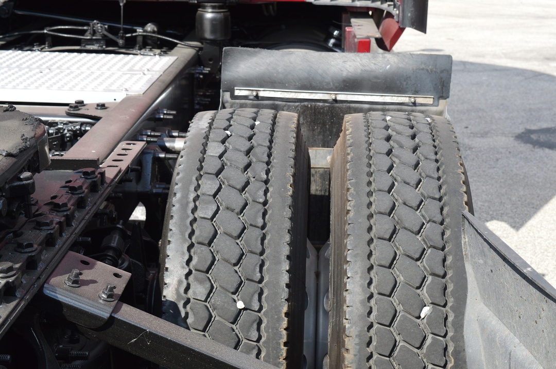 2022 International LT - image 7