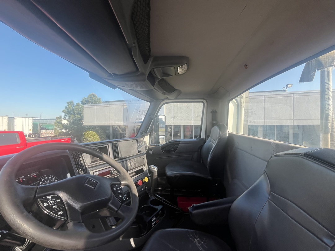 2019 International LT - image 7
