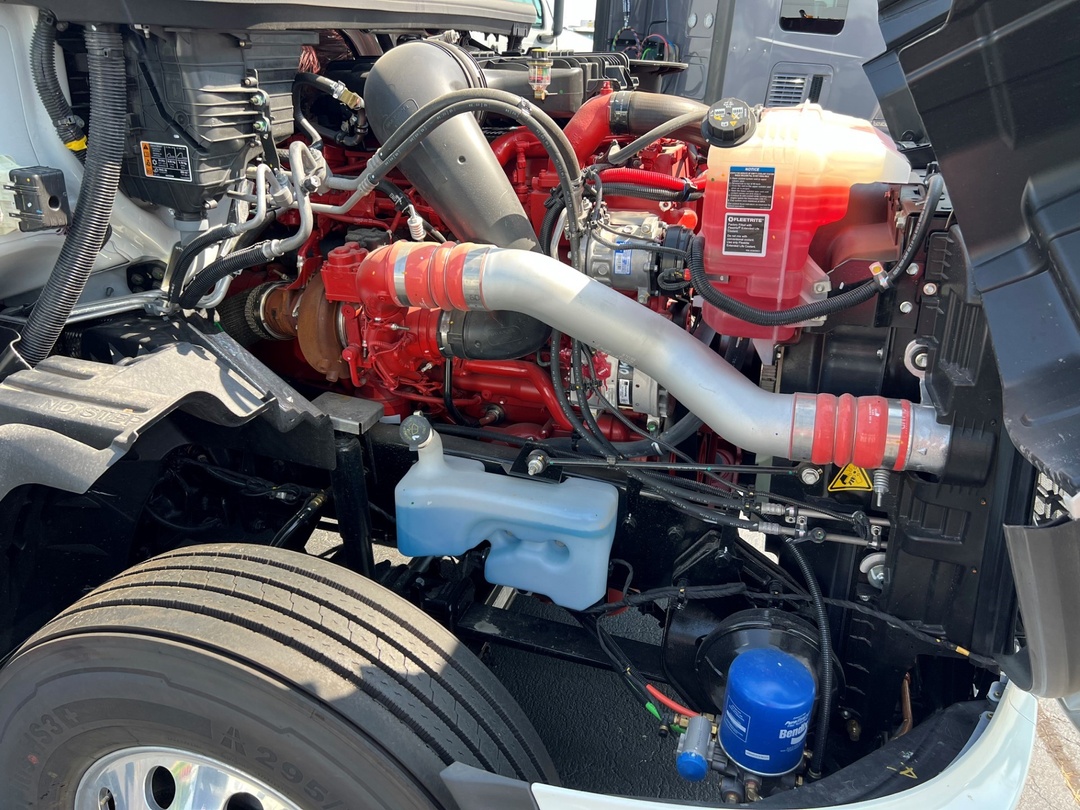 2025 International LT - image 11