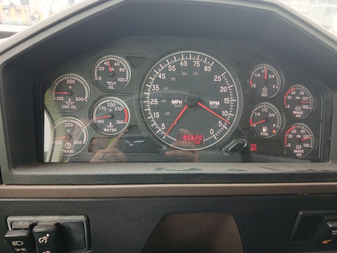 2021 International HX - image 2