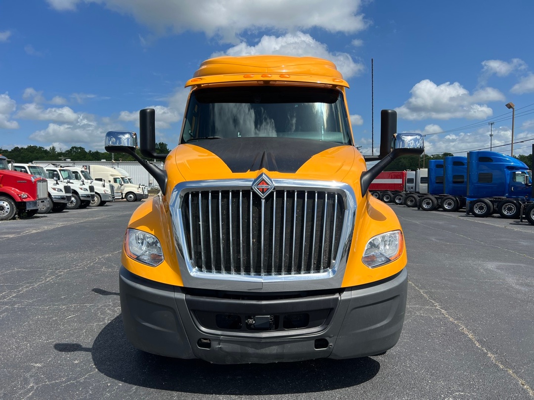 2022 International LT - image 2