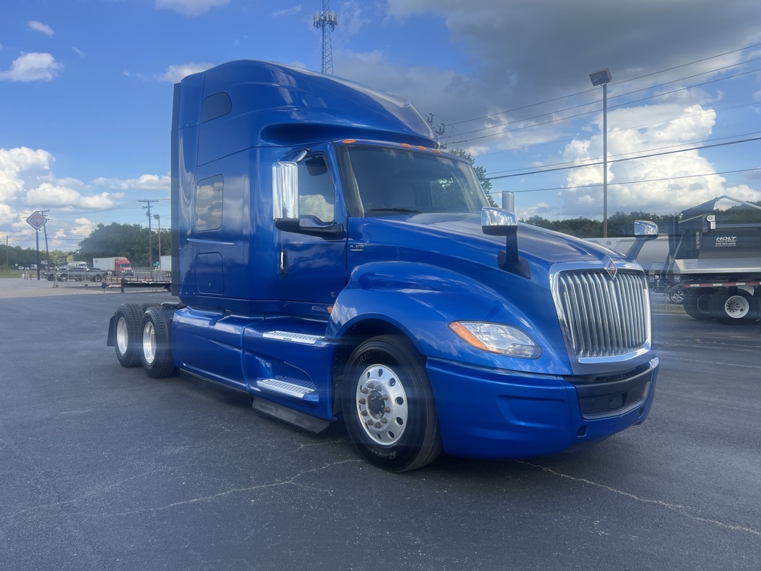 2020 International LT - image 2