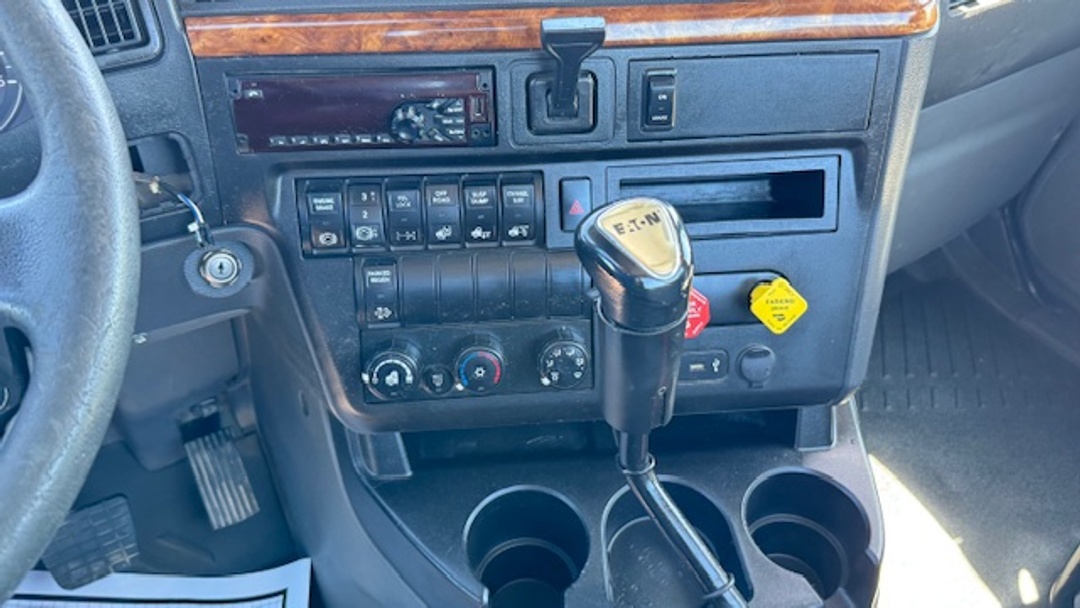 2018 International LT - image 14