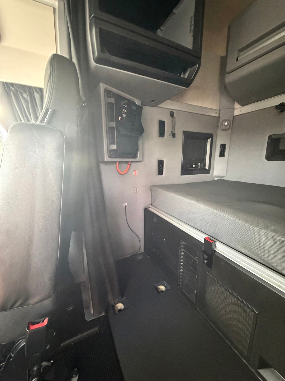 2020 Mack Anthem - image 15